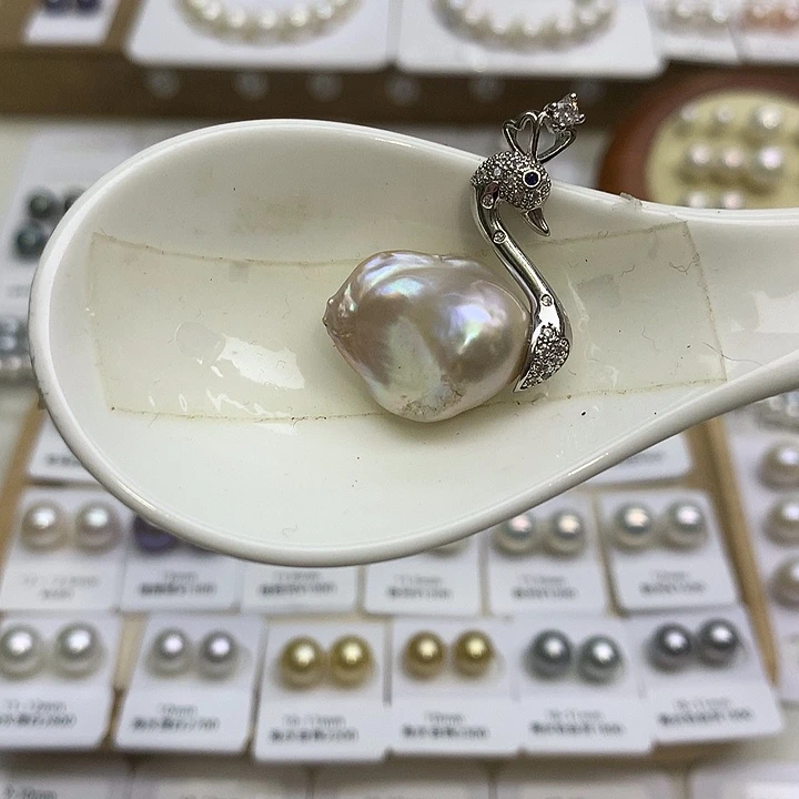 钛钢淡水珍珠吊坠