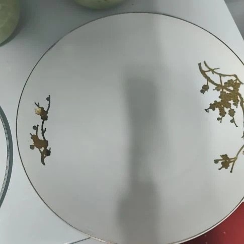 瓷片瓷片，各种摆件，盘，碗，沙锅，均有瑕疵。