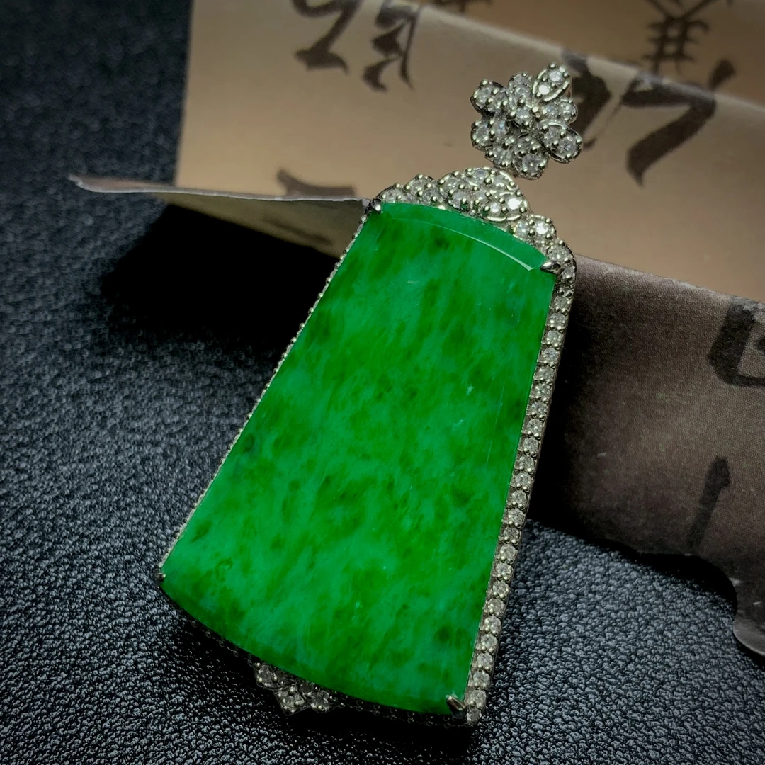 千千珠宝18K金镶嵌天然缅甸a货翡翠飘阳绿色花时尚精美翡翠a级货