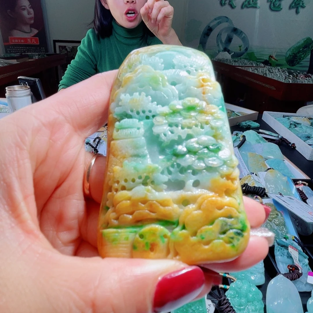 翡翠未镶嵌颈饰一个