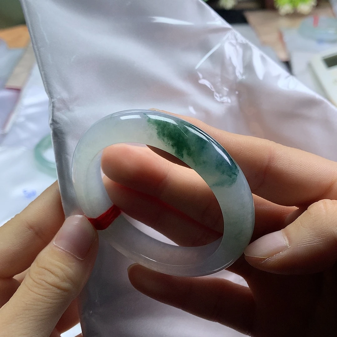 翡翠手镯未镶嵌翡翠