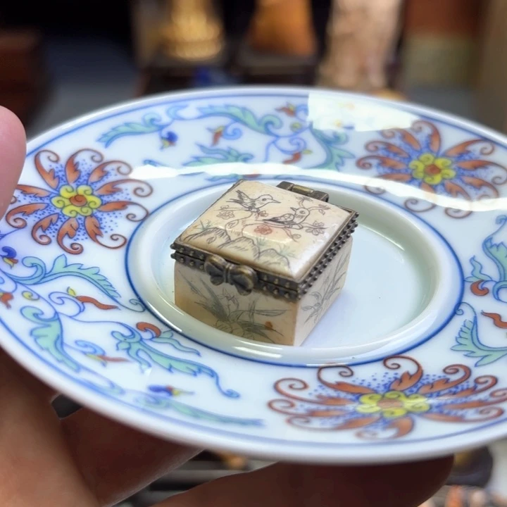 瓷片精致雕刻工艺