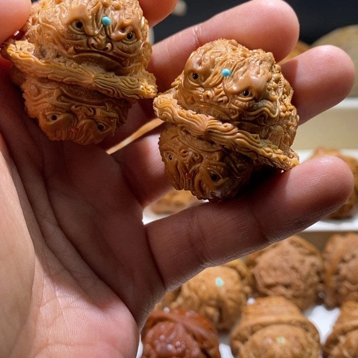 ￠****文玩核桃把件纯手工雕刻文玩核桃