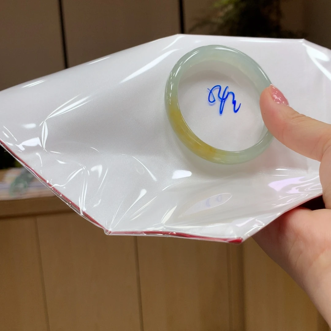 翡翠手镯未镶嵌不退不换