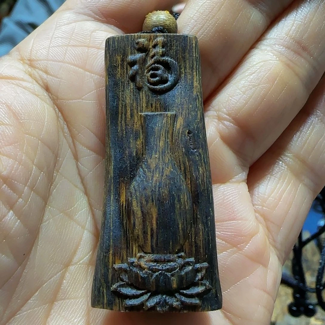 沉香吊坠海南白奇糖结老料雕刻福牌带绳6.8克