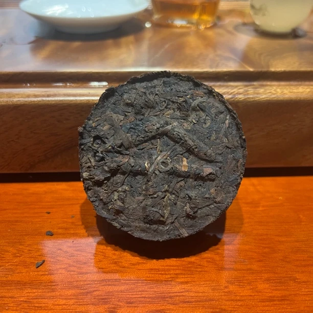 2005年马蹄圆印饼熟茶一饼