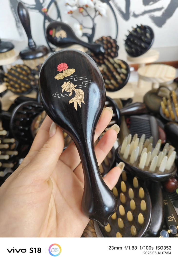 紫光檀镶嵌小可爱羊角22齿梳