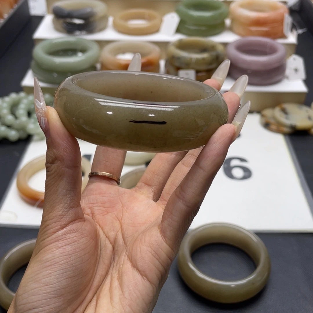 石英岩玉手镯未镶嵌莫***姐