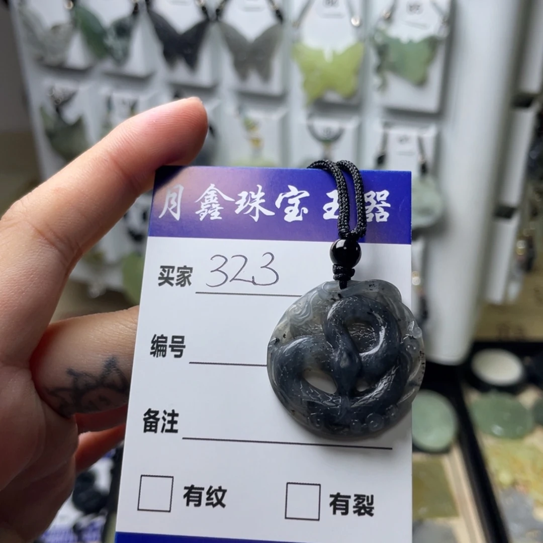 岫玉颈饰未镶嵌有****堡大蛇