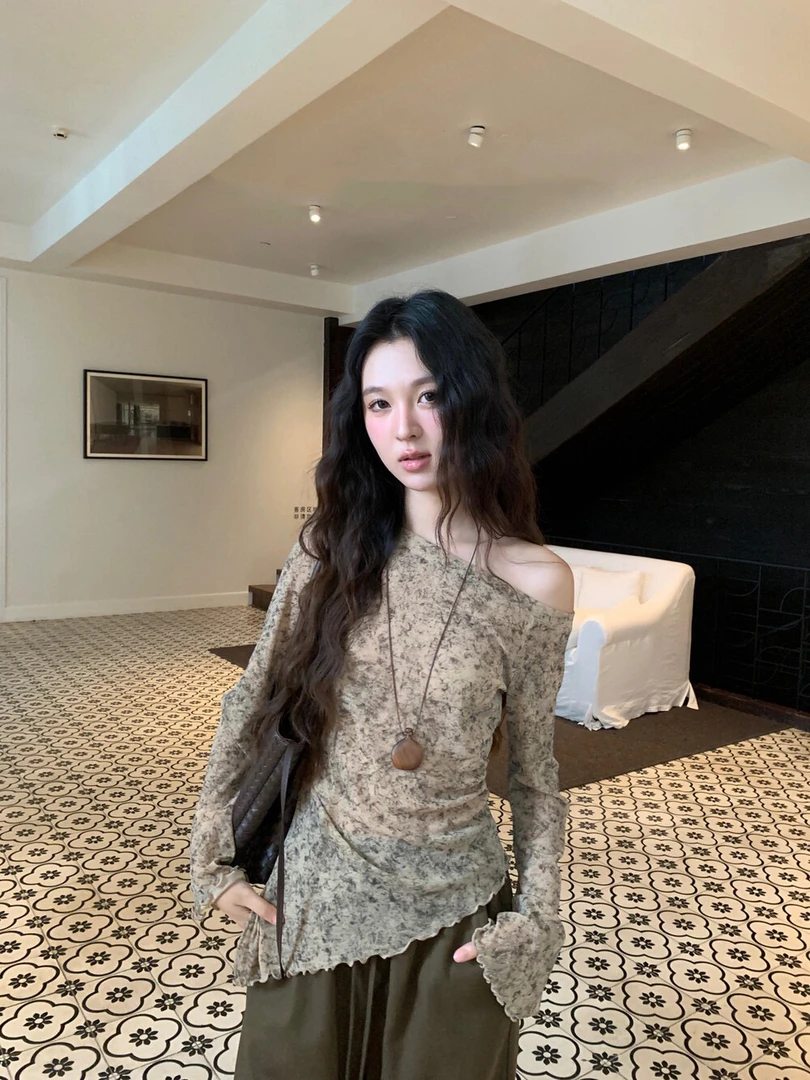 2025秋季气质高级感斜肩晕染复古开叉不规则下摆设计小衫网纱上衣