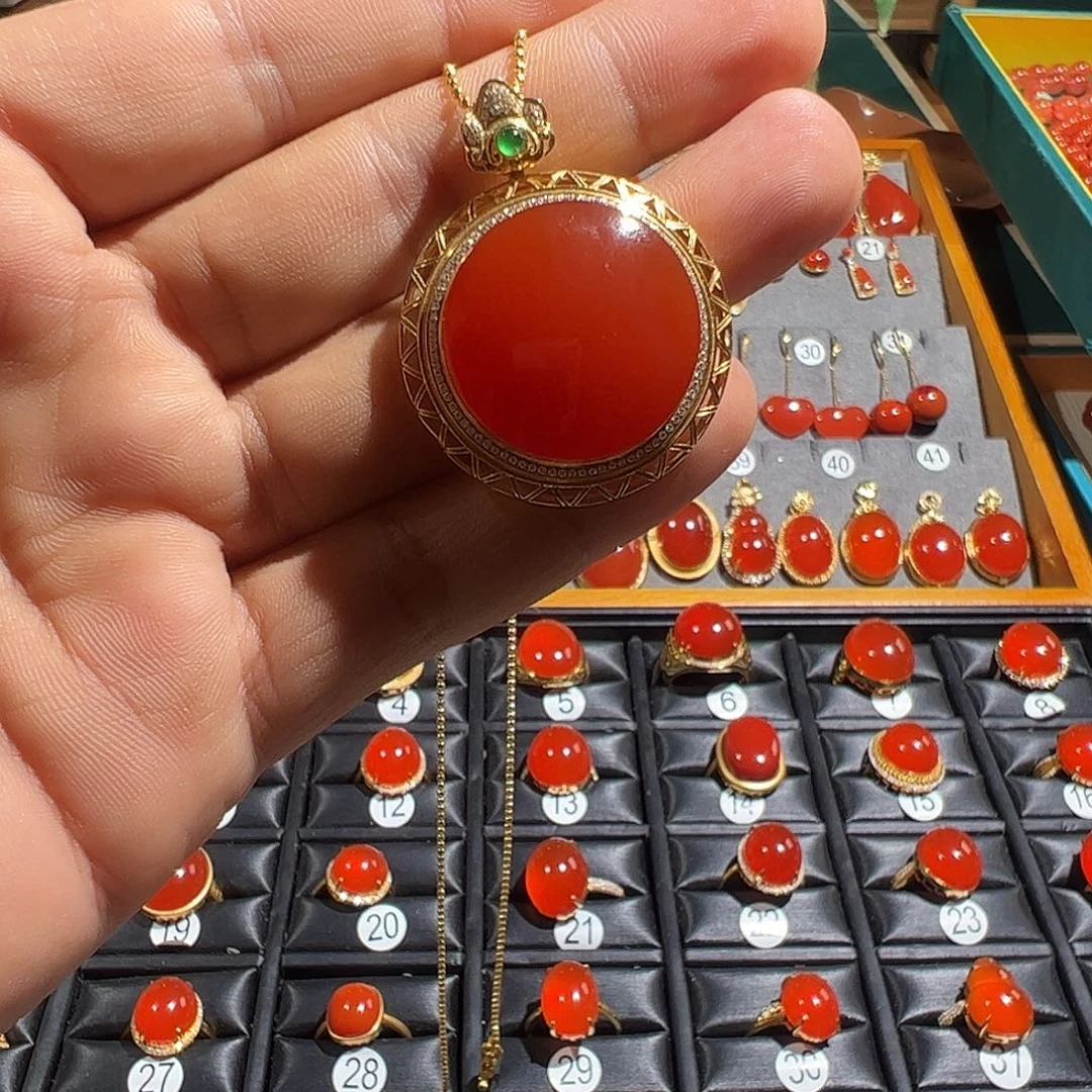 南红玛瑙18K金镶嵌颈饰哪**小