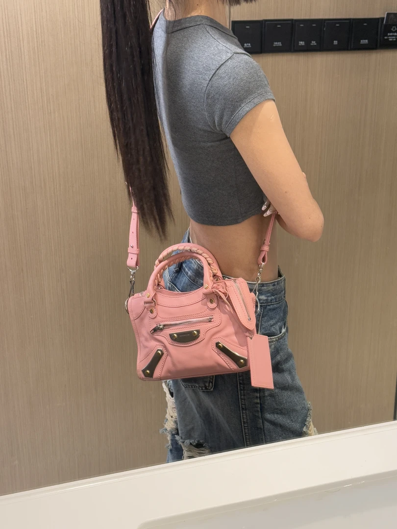 95新 Balenciaga/巴黎世家 展会外场 樱花粉压纹mini机车包