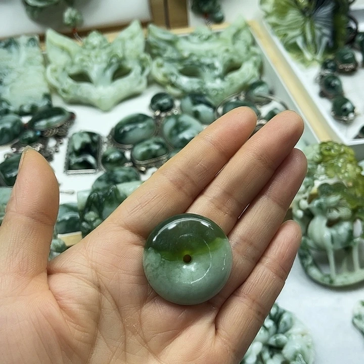 透闪石-蛇纹石玉未镶嵌颈饰