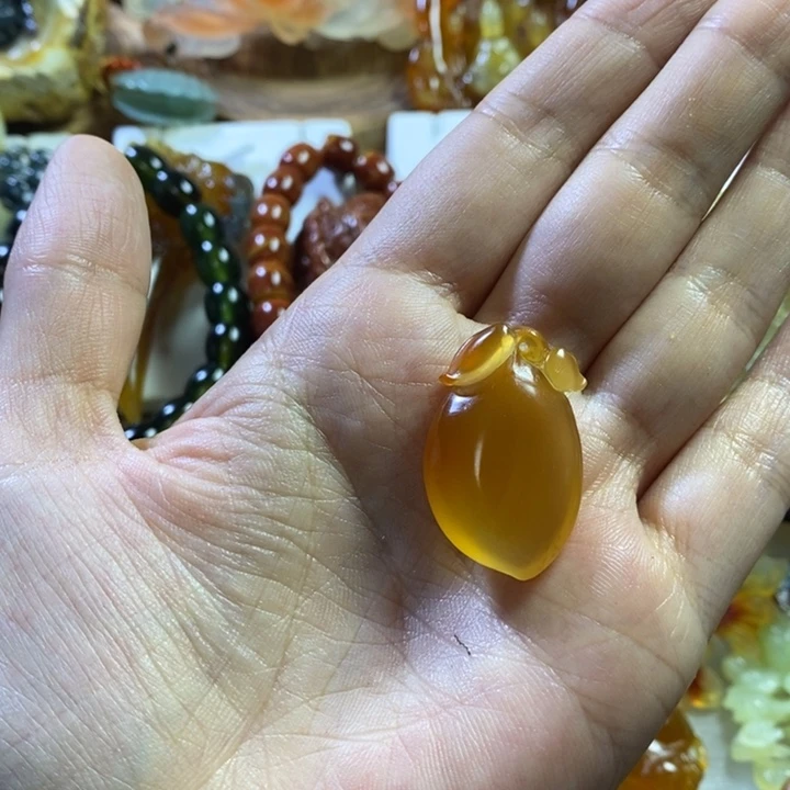 福***财未镶嵌蛇纹石玉颈饰
