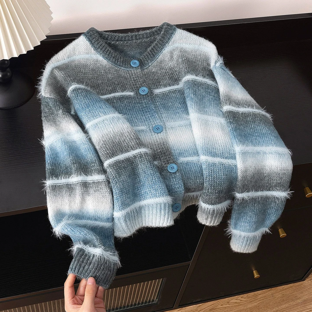 丝柏舍2025绵羊毛冬新女圆领落肩长袖短款单排扣针织衫S53S0051Z