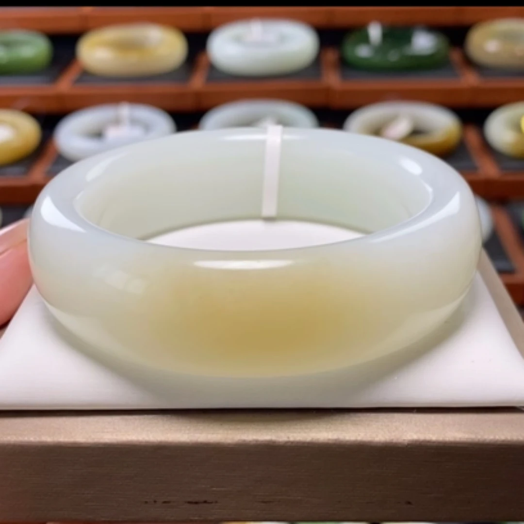 和田玉浅糖白宽版轮胎手镯