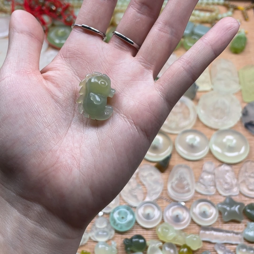 蛇纹石玉未镶嵌颈饰