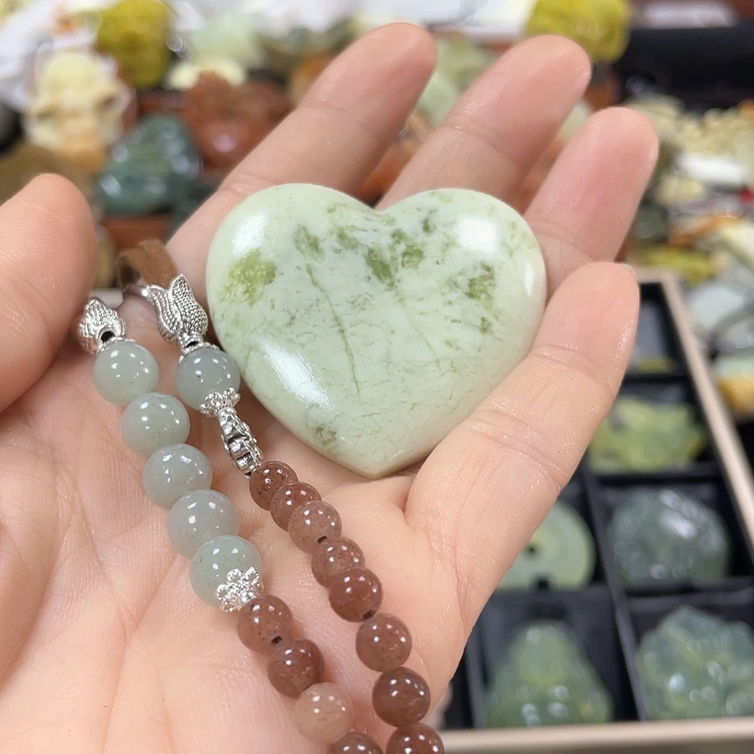 蛇纹石玉颈饰未镶嵌