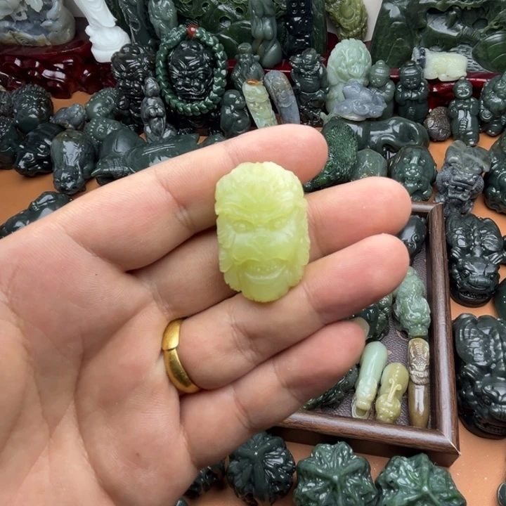 和田玉未镶嵌把件