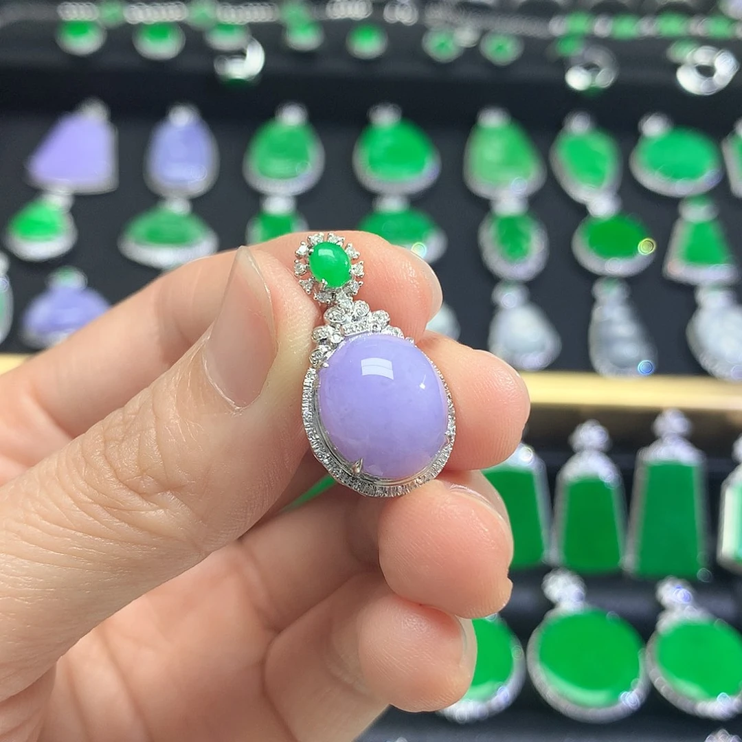 颈饰18K金镶嵌翡翠吊坠