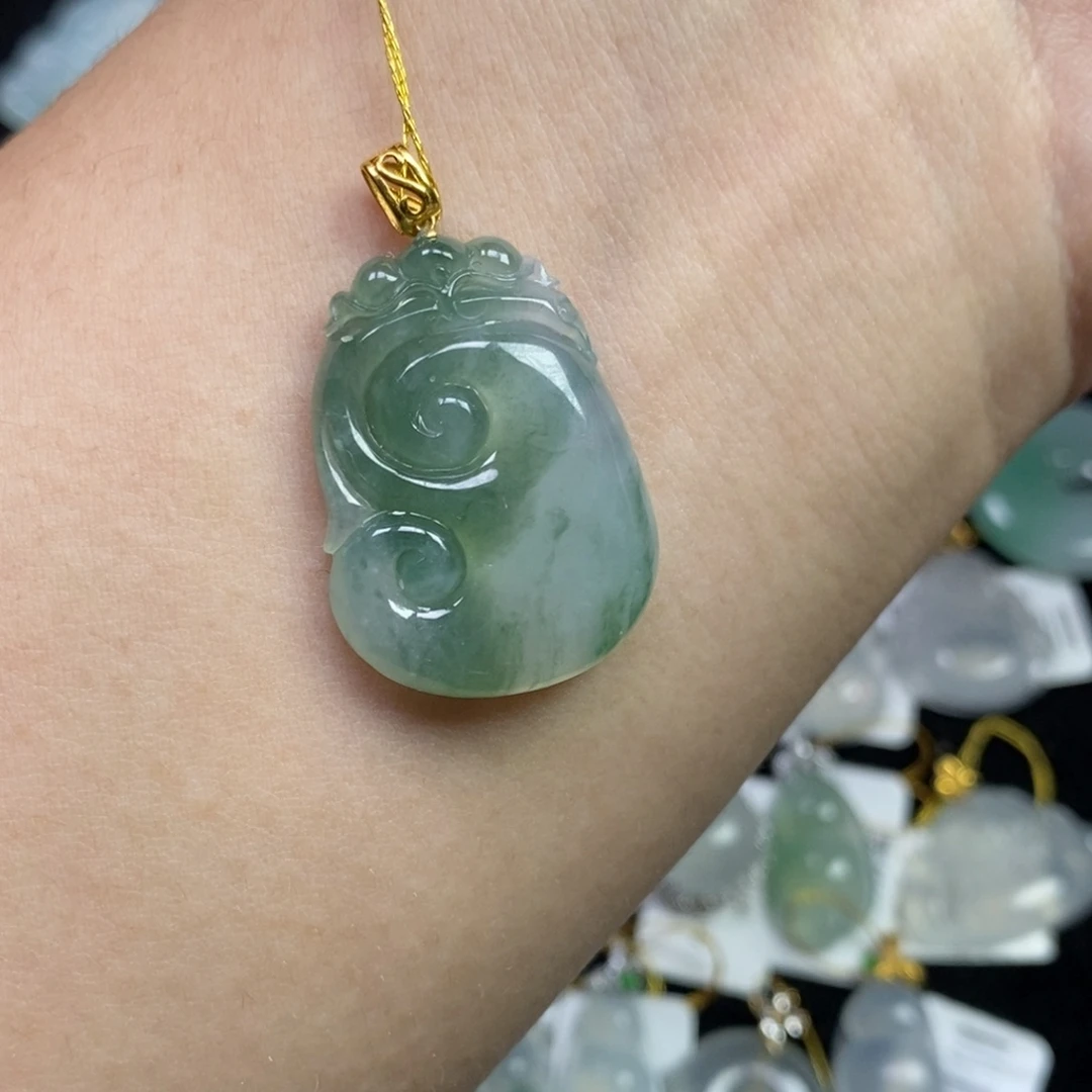 翡翠18K金镶嵌颈饰如意