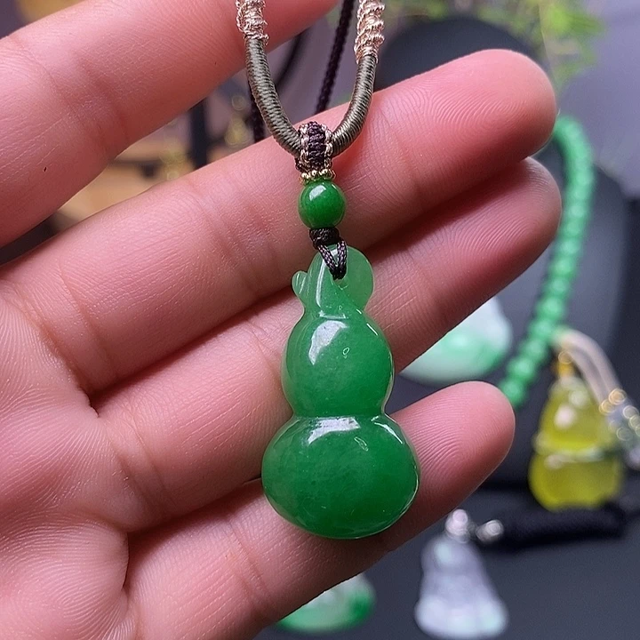 翡翠未镶嵌吊坠(赠链)