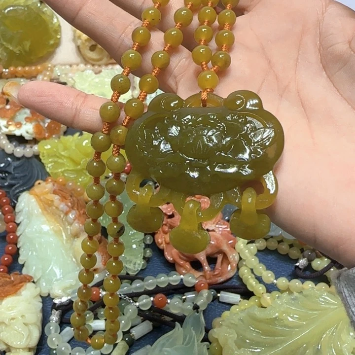 未镶嵌蛇纹石玉吊坠