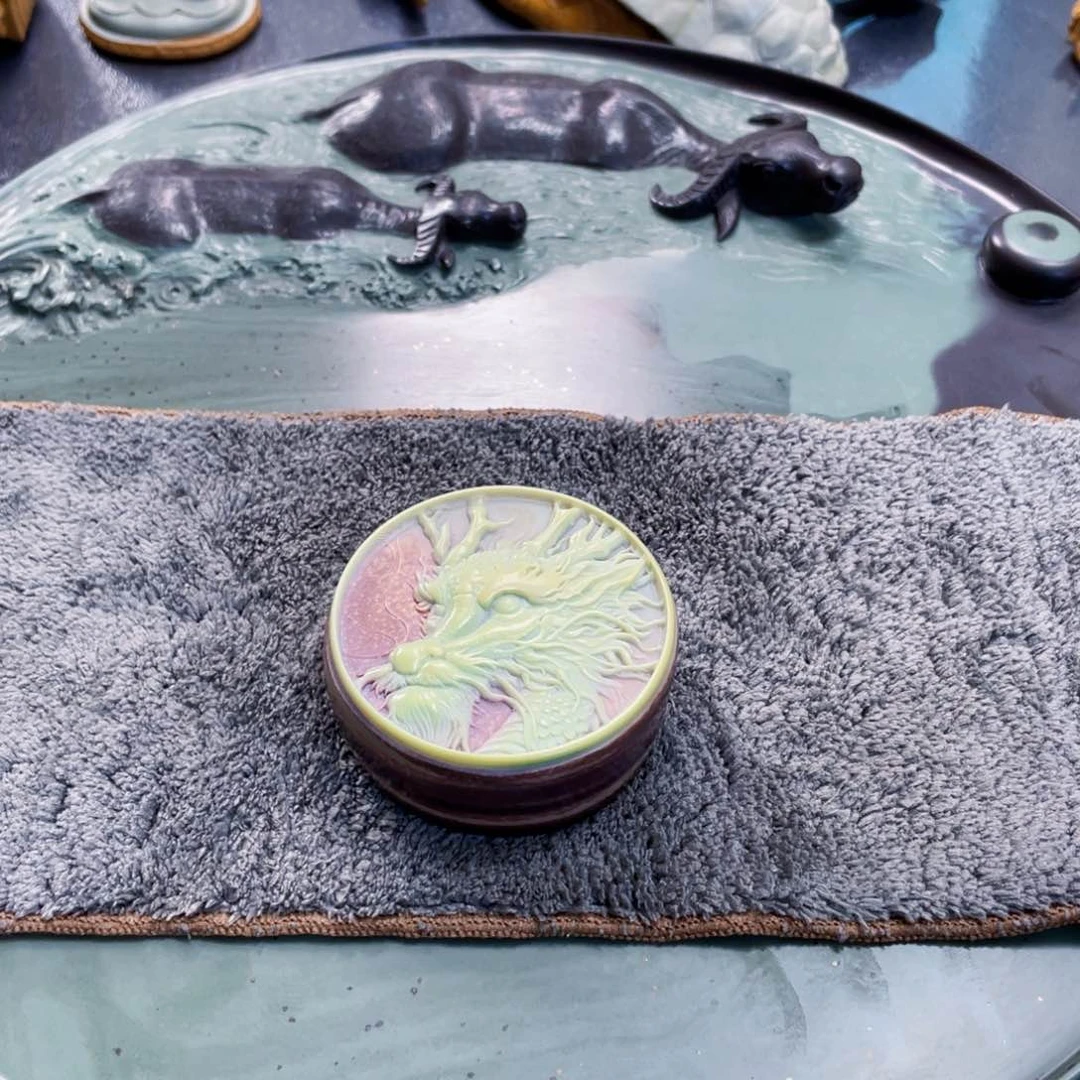 龙盖置紫袍玉带石