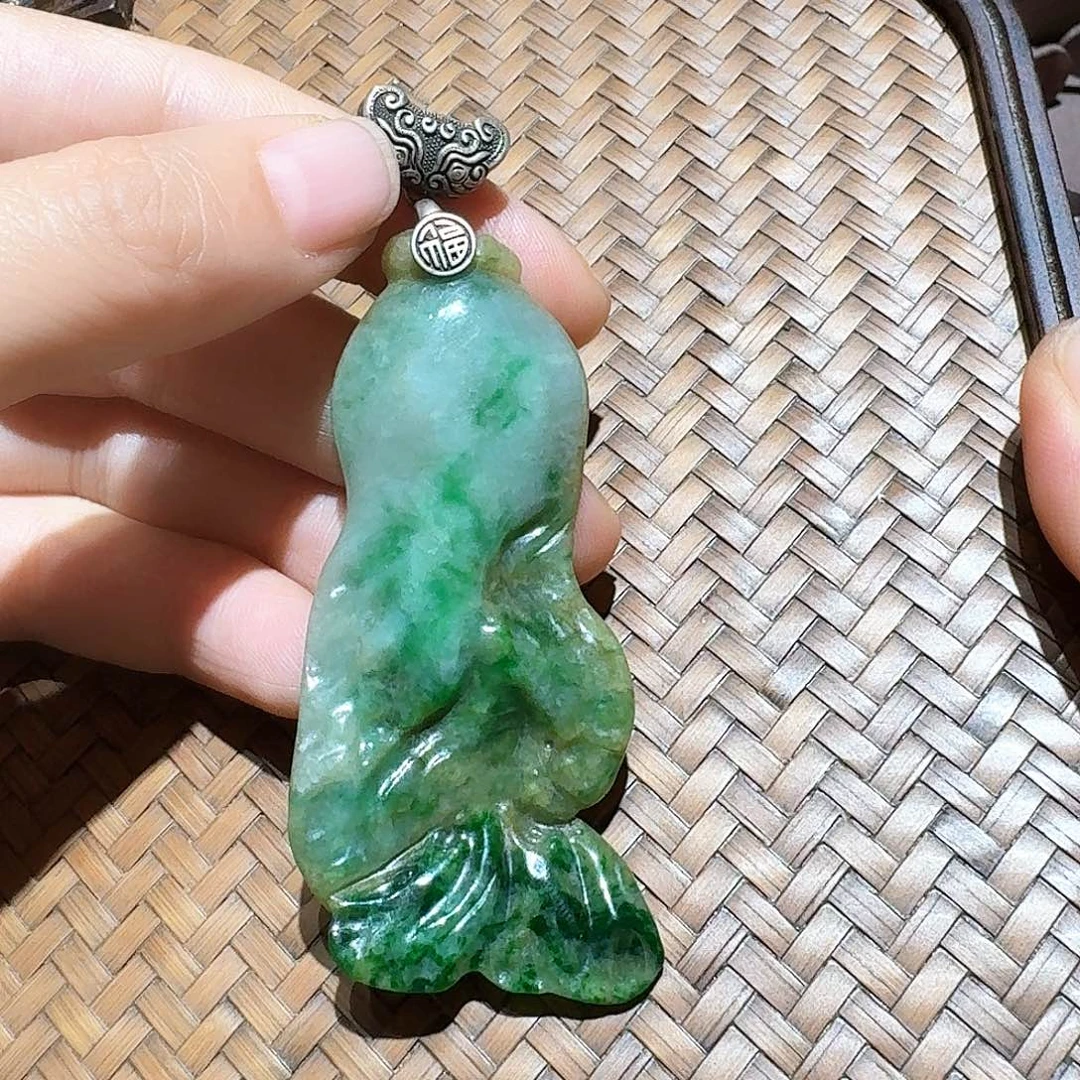 颈饰未镶嵌翡翠个性十足
