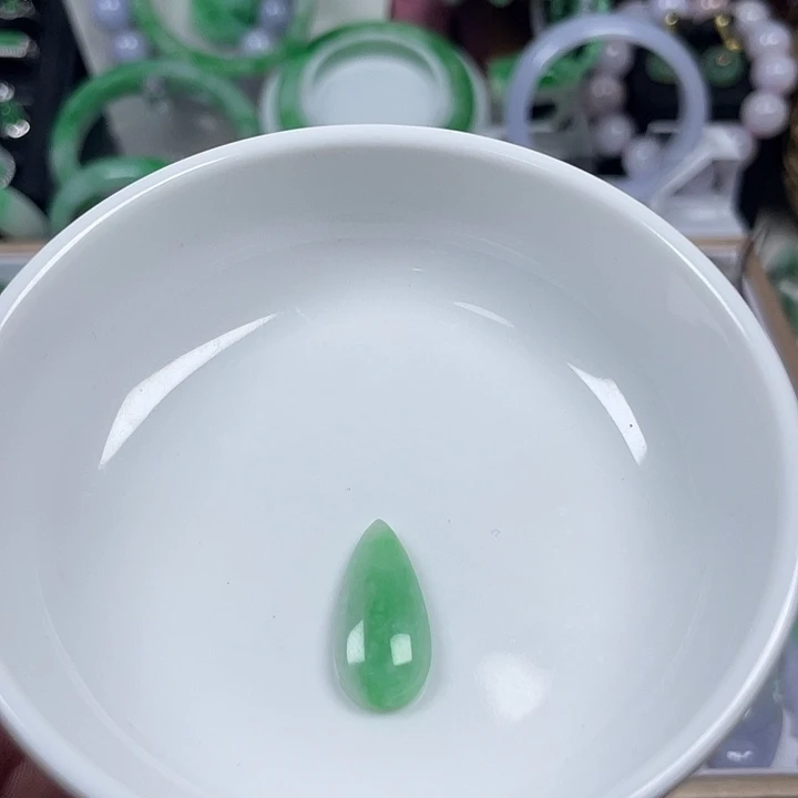 翡翠未镶嵌颈饰15、绿水滴