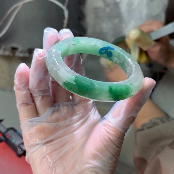 在***芳未镶嵌手镯石英质玉（非洲翠）定制