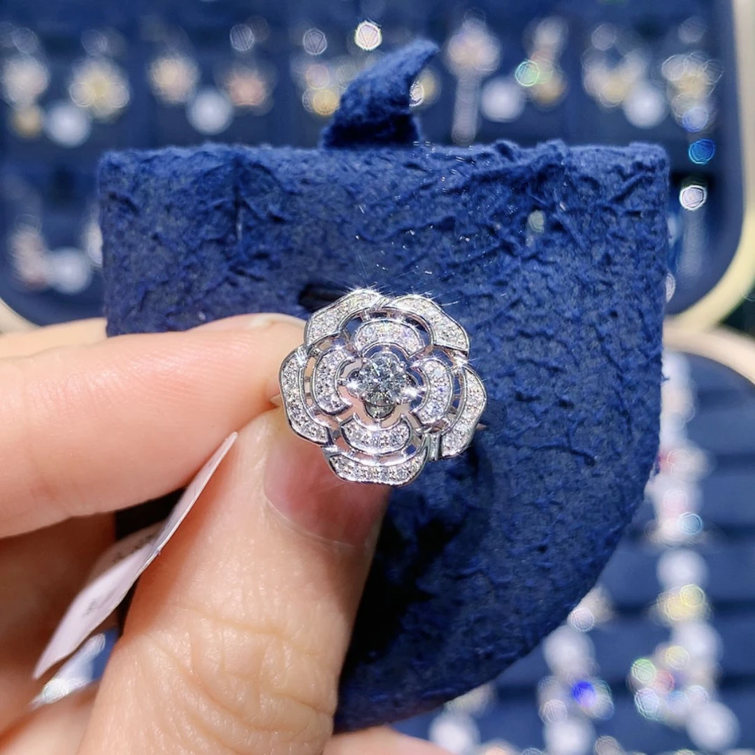 【闪购商品】18K金镶嵌戒托钻石镂空山茶花戒指