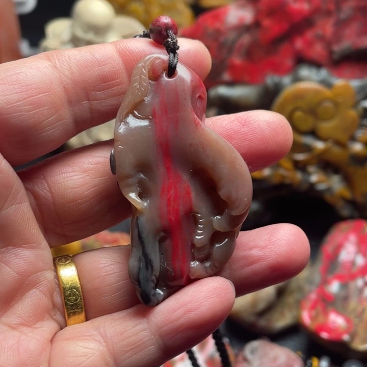 昌化鸡血石质地温润细腻