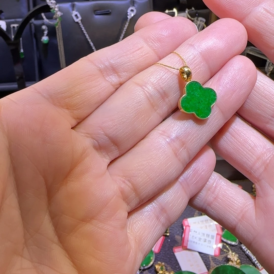 颈饰18K金镶嵌翡翠吊坠