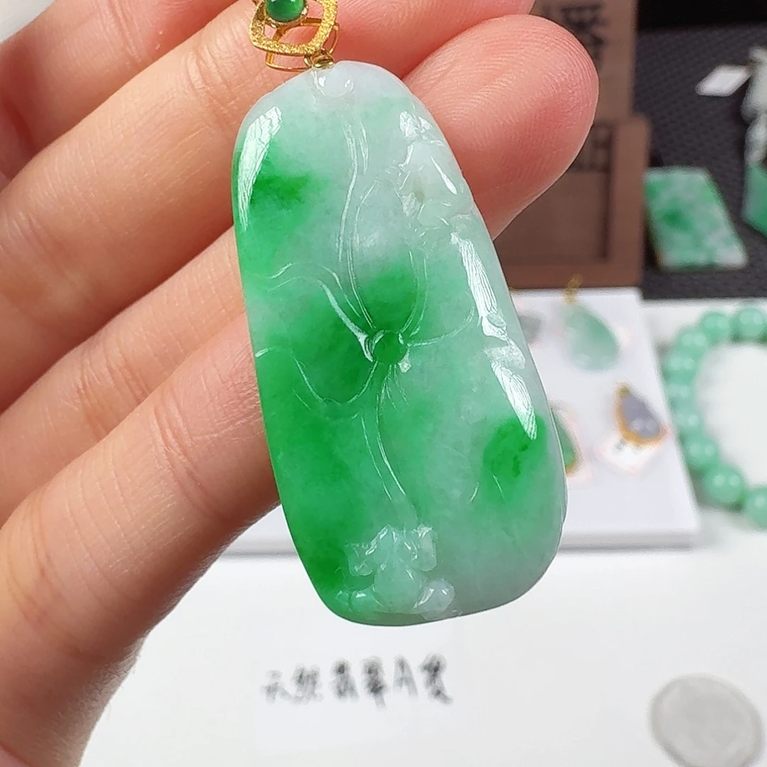 翡翠18K金镶嵌颈饰