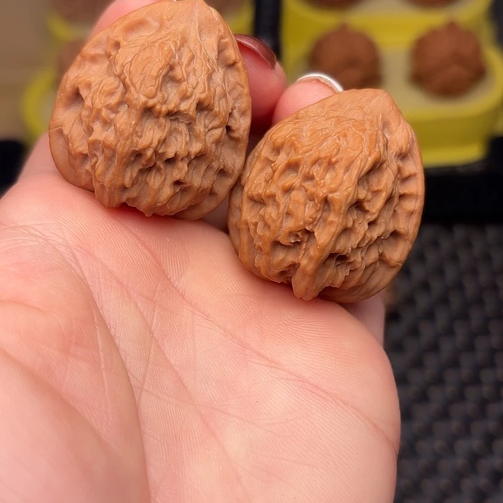 文玩核桃吊坠33三角桩红狮子