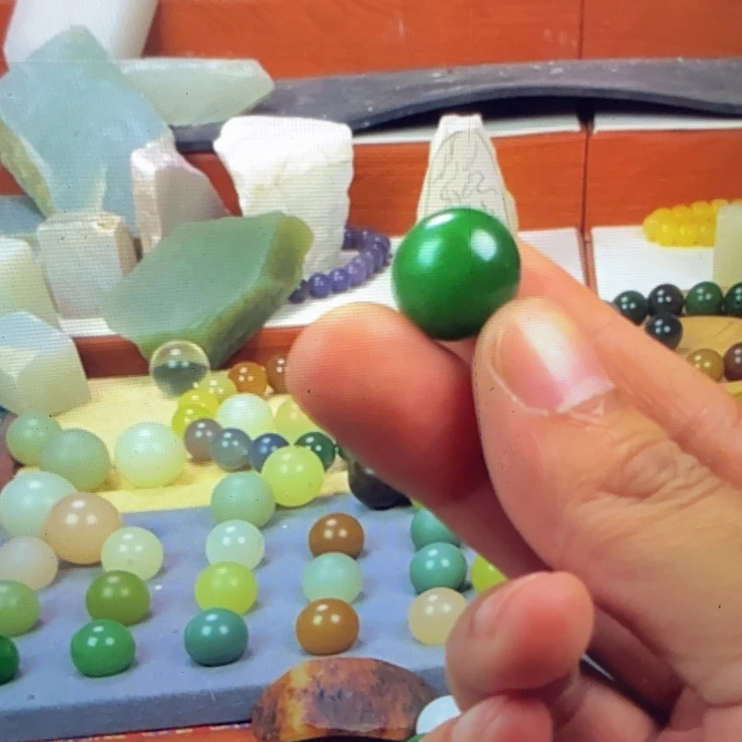 和田玉未镶嵌手串卡16俄罗斯碧玉散珠有黑点