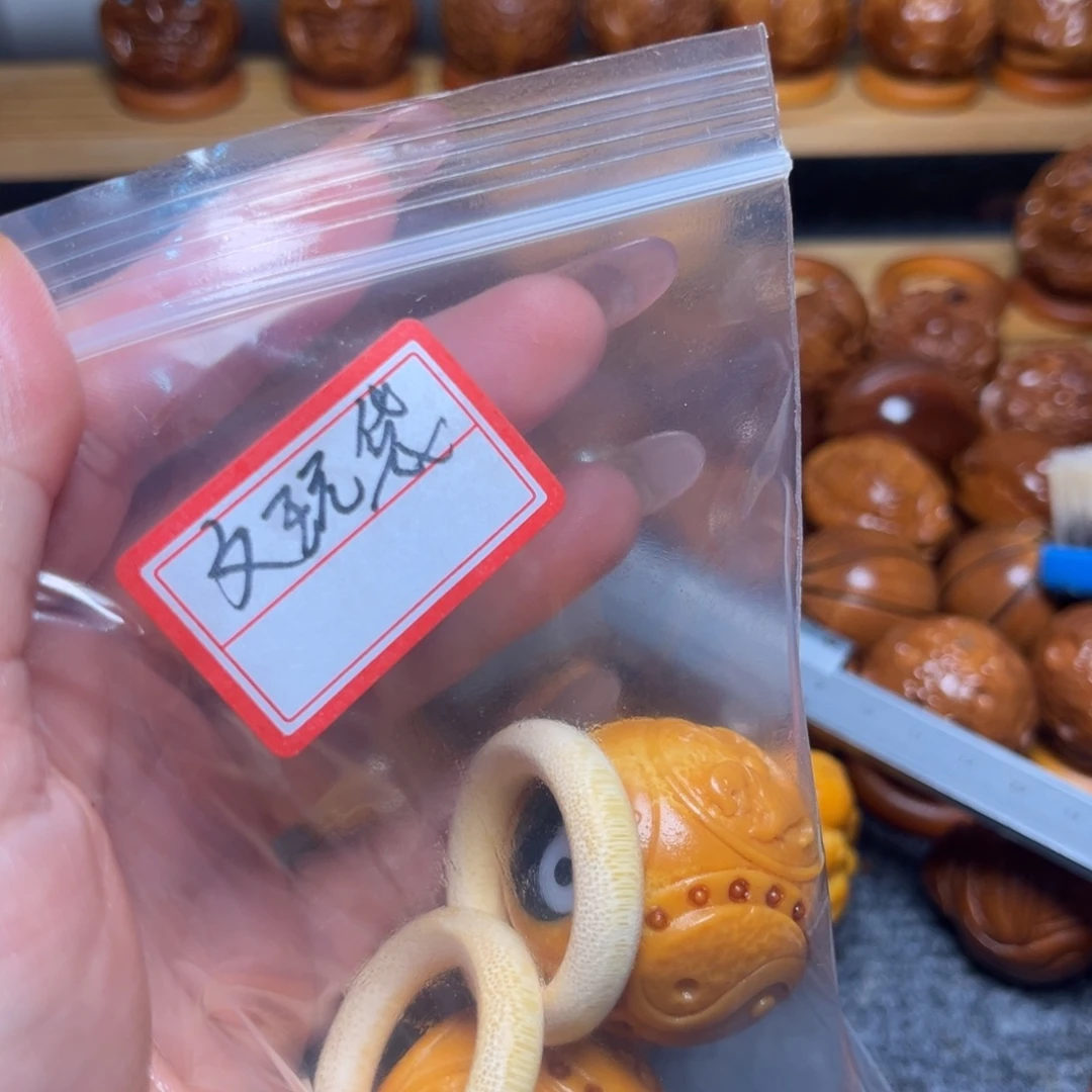 王***京橄榄核吊坠四象黄