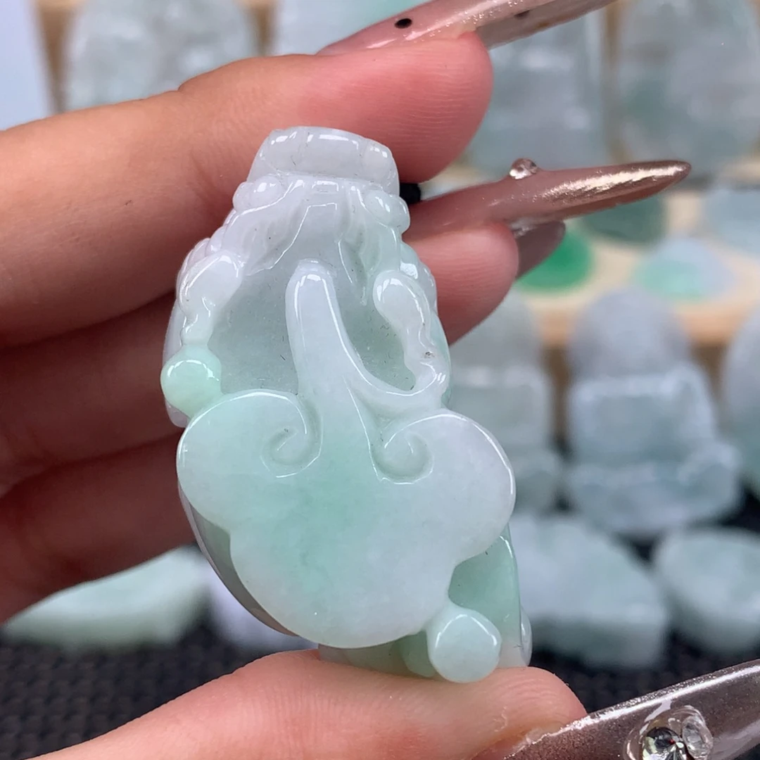 翡翠未镶嵌颈饰貔貅