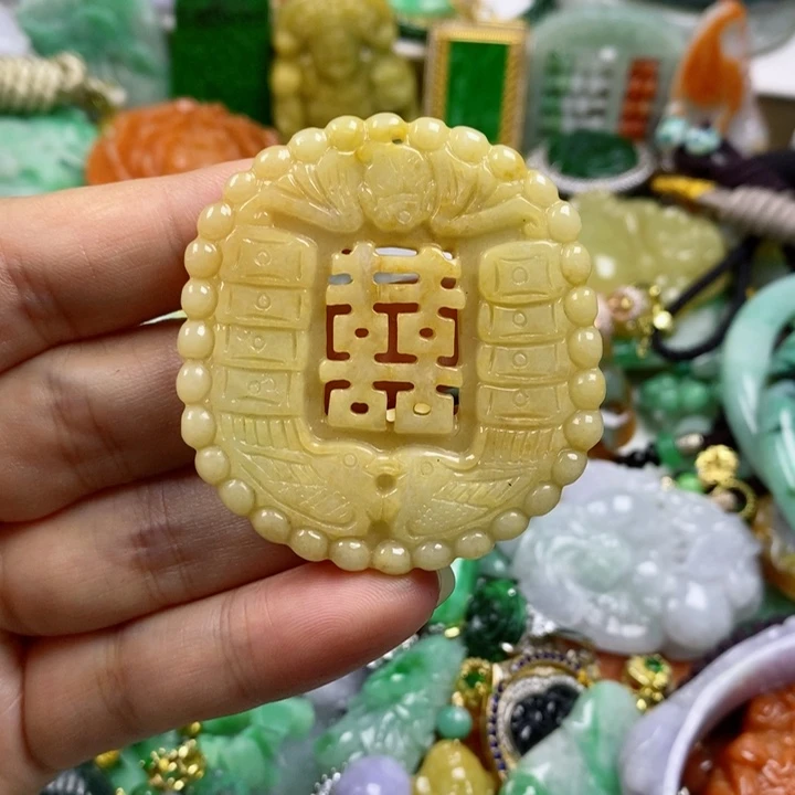 翡翠吊坠(赠链)未镶嵌