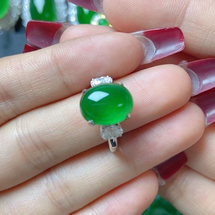 翡翠颈饰18K金镶嵌18。