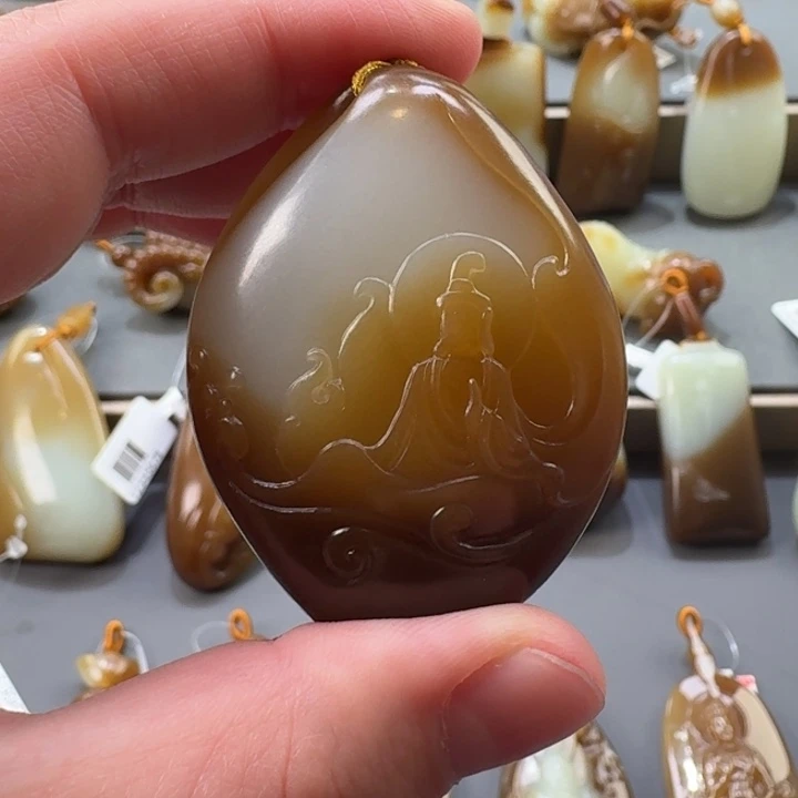 乐***渡和田玉未镶嵌颈饰