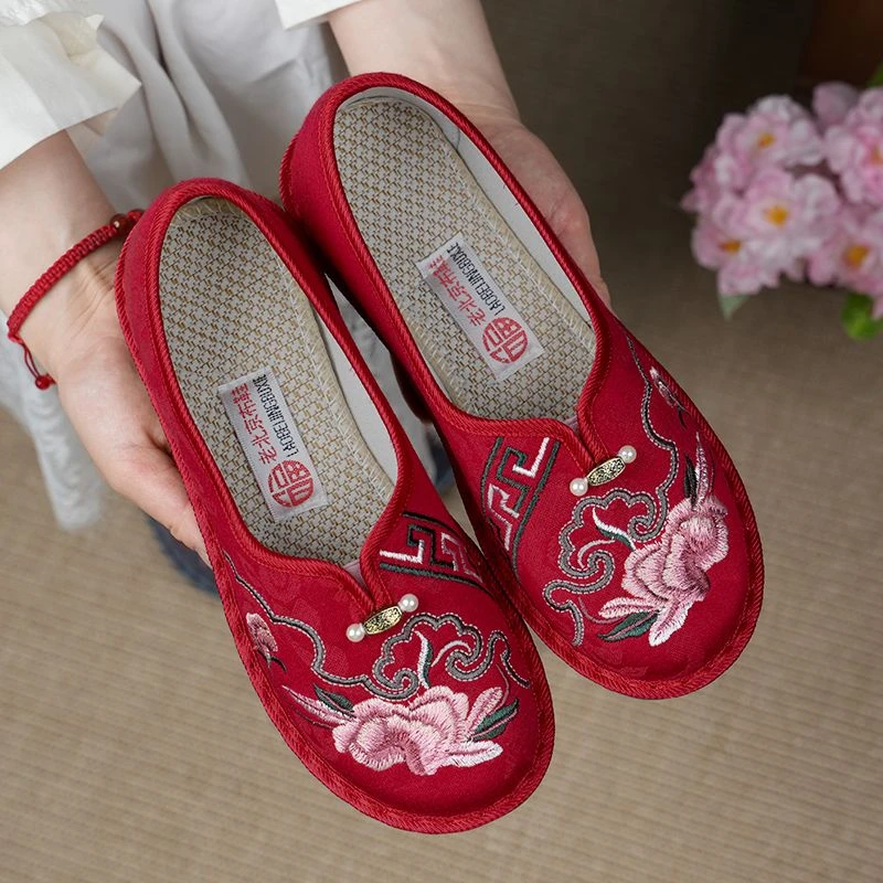 民族风绣花春秋布鞋老年女平底绣花民族风中老年
