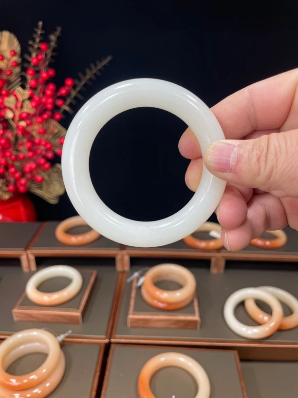 天然佘太翠手镯未镶嵌胖圆条端庄大气(主播让拍在拍，自己勿拍)