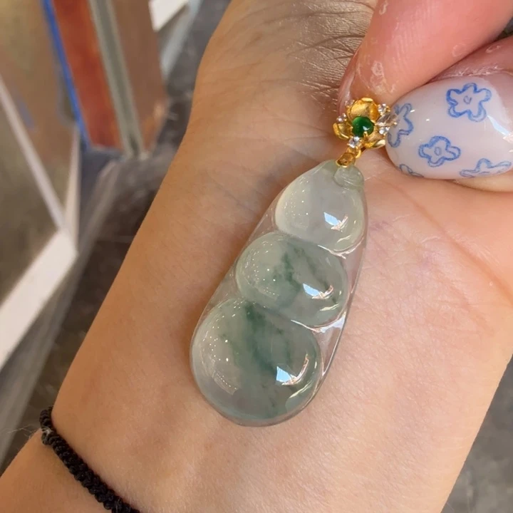 翡翠18K金镶嵌颈饰福豆