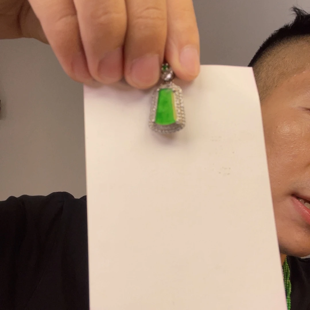 翡翠未镶嵌颈饰一件
