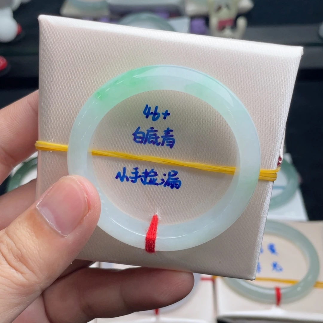 翡翠手镯未镶嵌翡翠手镯
