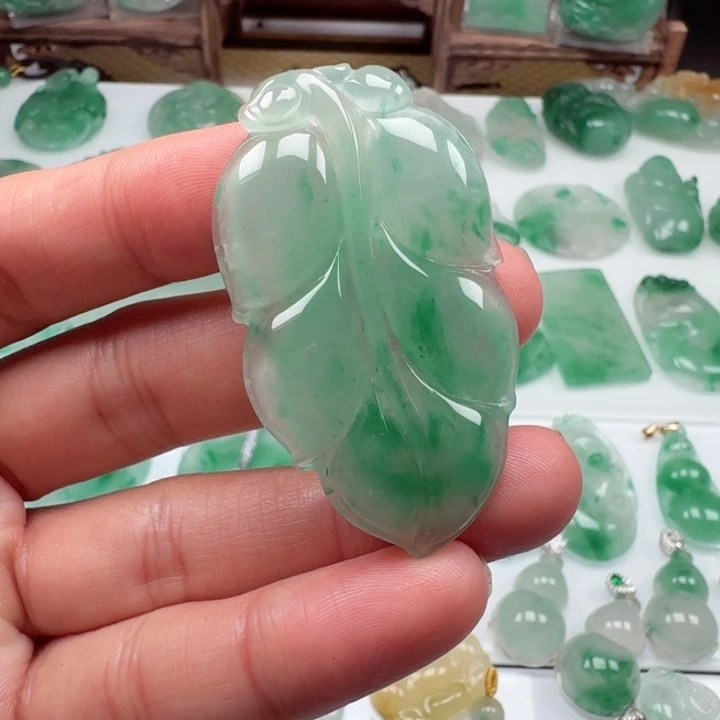 颈饰未镶嵌石英质玉