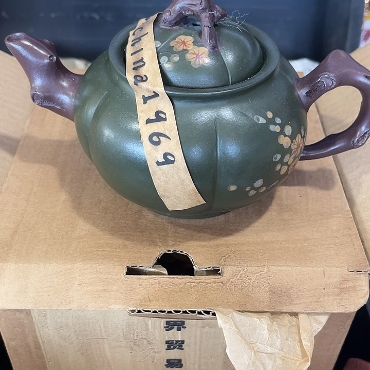 茶壶紫泥原矿泥料手工制作的一把紫砂壶。