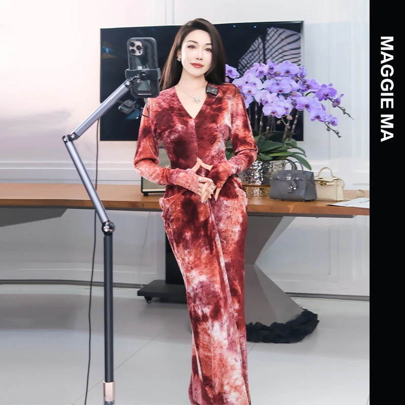 MAGGIE MA马婧设计师款气质女人轻奢晕染枫叶红V领修身包臀裙013D